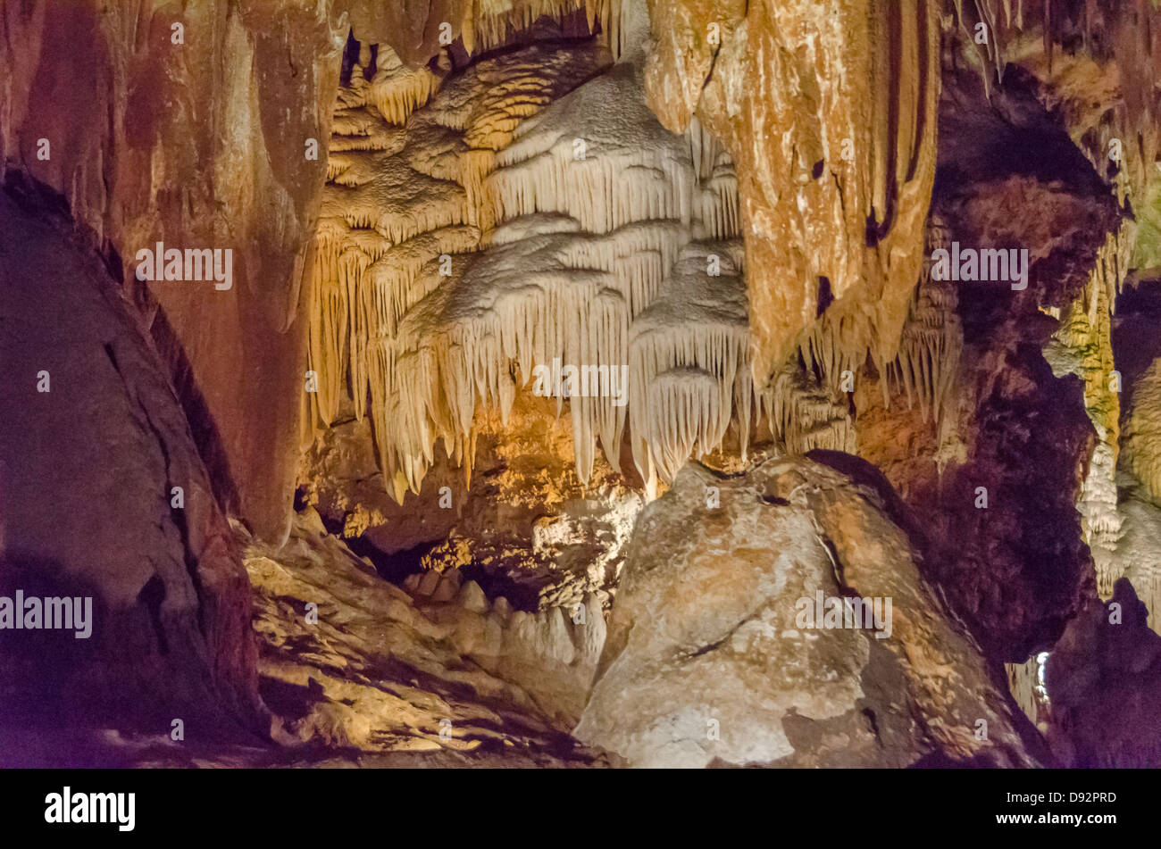 Dies ist ein Bild des Luray Caverns in Virginia mit oben genannten Stalaktiten. Stockfoto