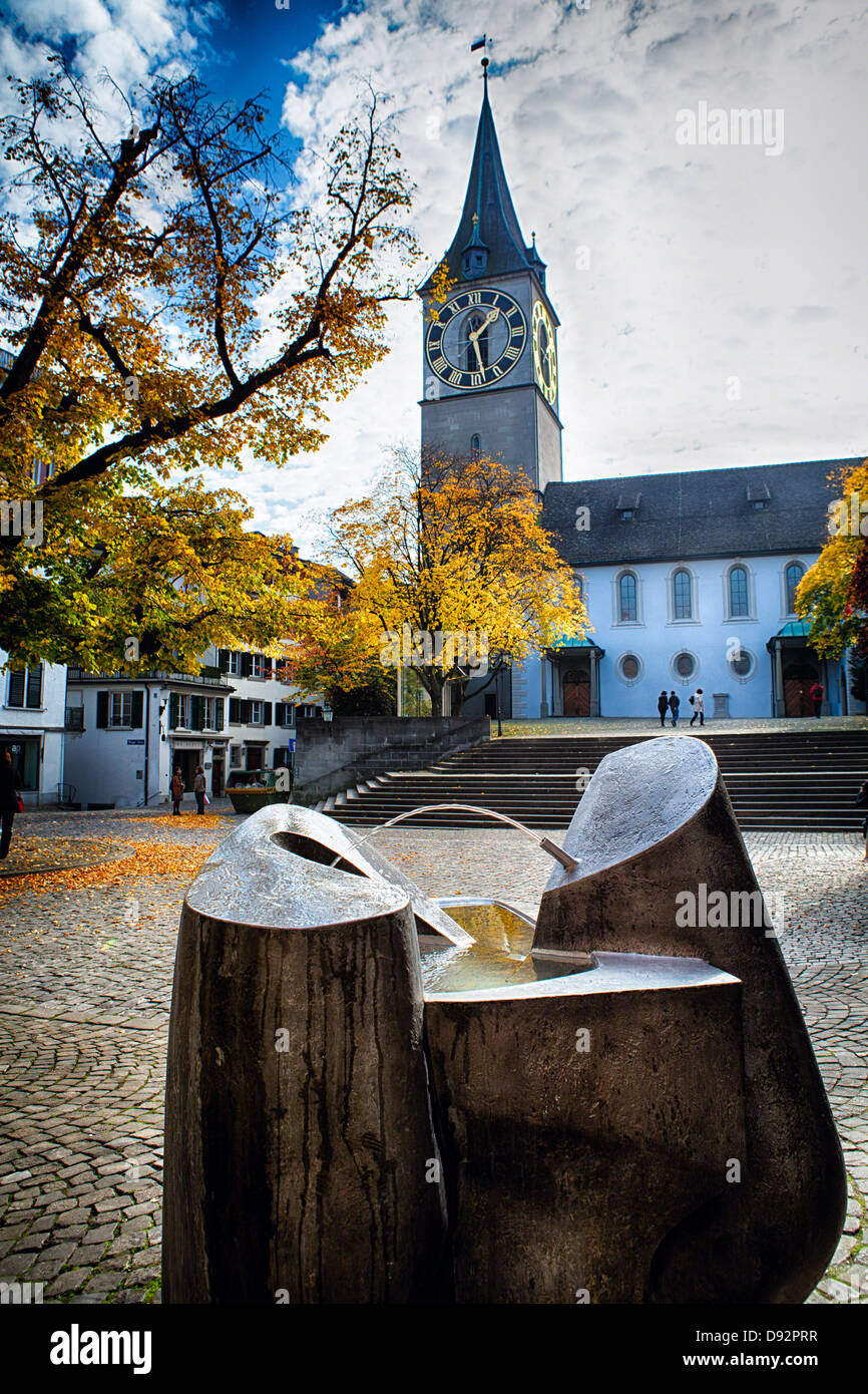 Niedrigen Winkel Blick auf die St.-Petri Kirche mit einem modernen Brunnen im Vordergrund, Zürich, Schweiz Stockfoto