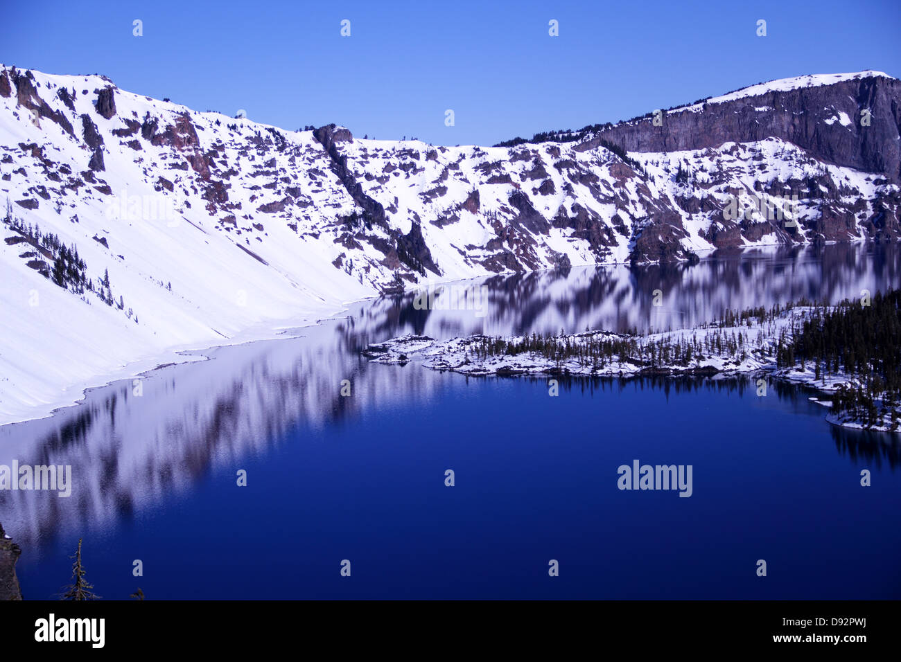 Reflexionen in Crater Lake Nationalpark, Oregon im Winterschnee Stockfoto