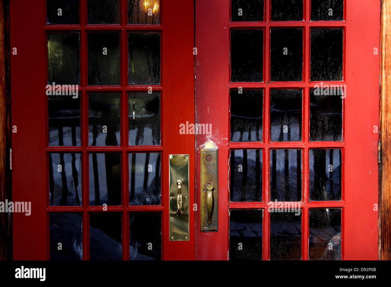 Kondensation auf rot Glastür im winter Stockfoto