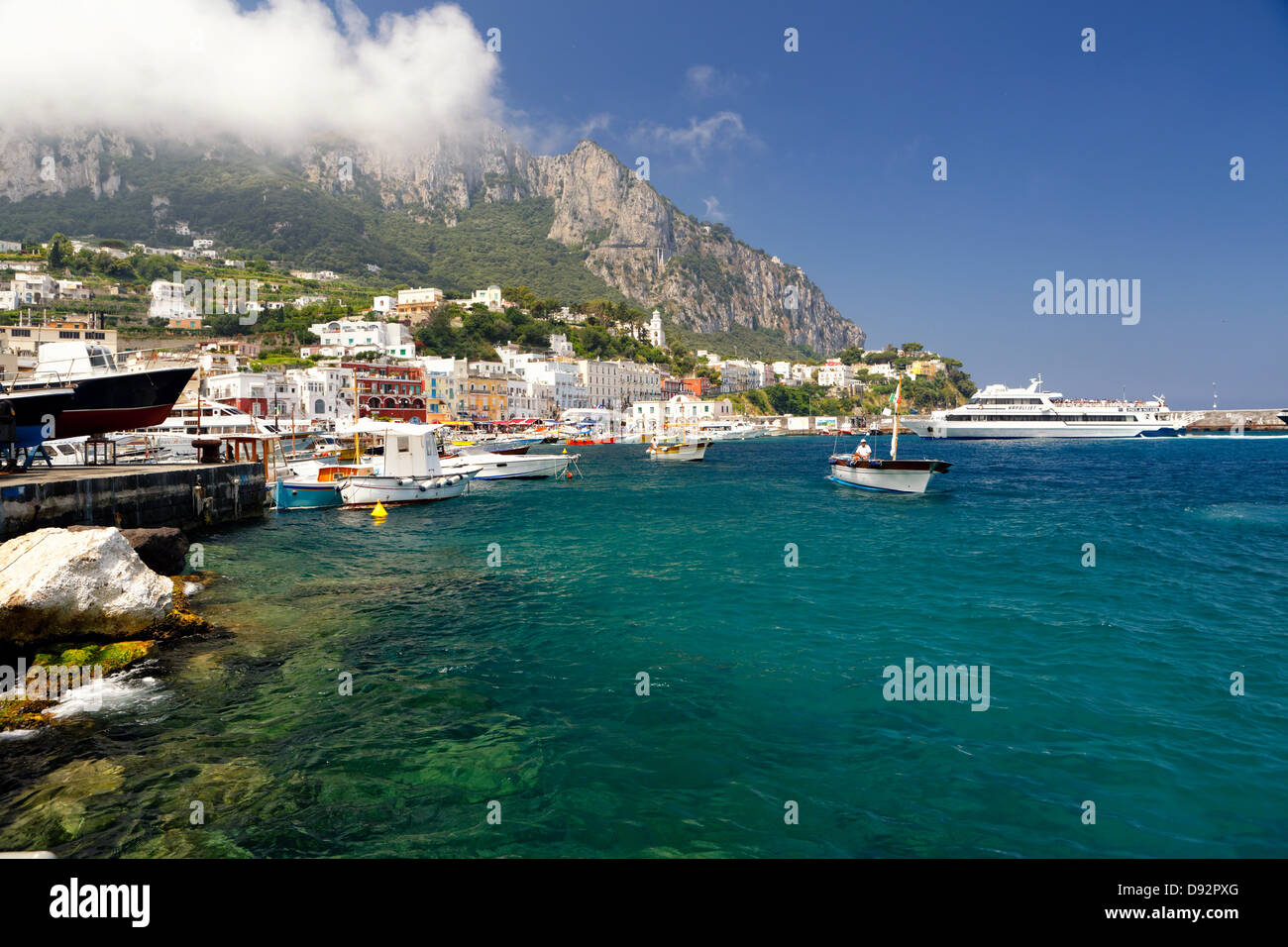 Capri Küste Blick auf Marina Grande, Kampanien, Italien Stockfoto