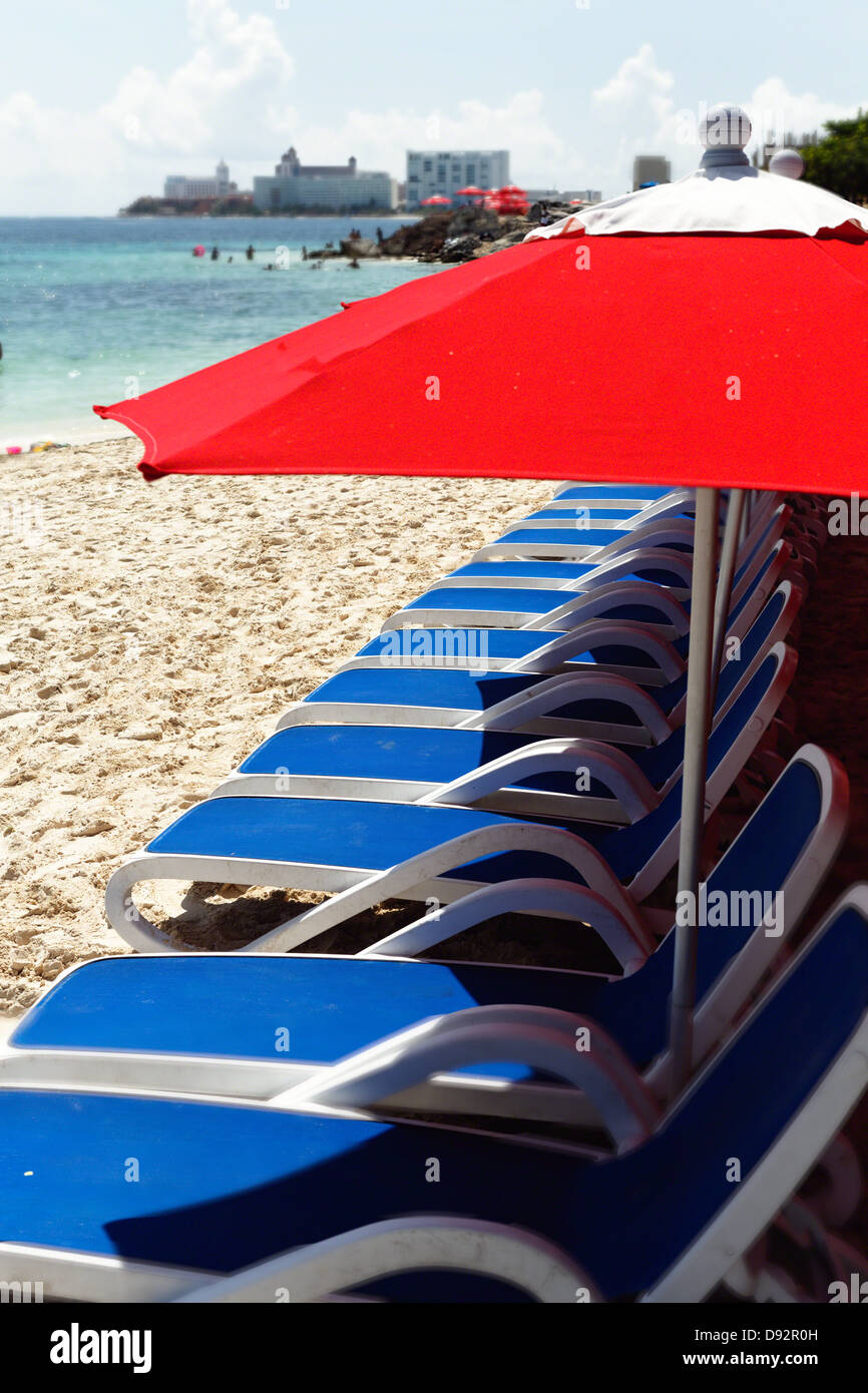 Zeile der Lunge Liegestühle und Sonnenschirme, Cancun, Riviera Maya, Mexiko Stockfoto