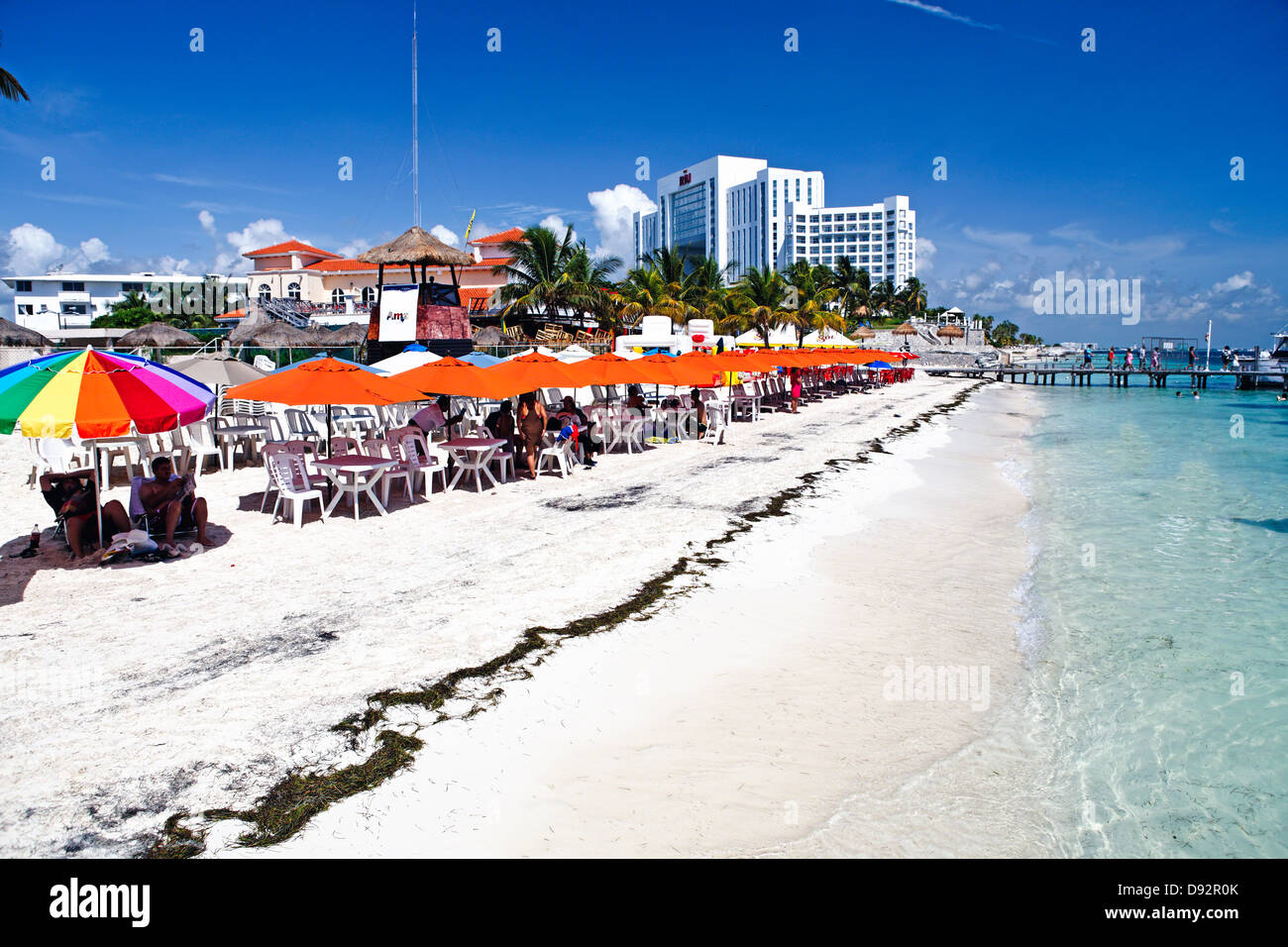 Regenschirm schattierte Tabellen an einem Strand, Playa Tortugas, Cancún, Quintana, Roo, Yucatan, Mexiko Stockfoto