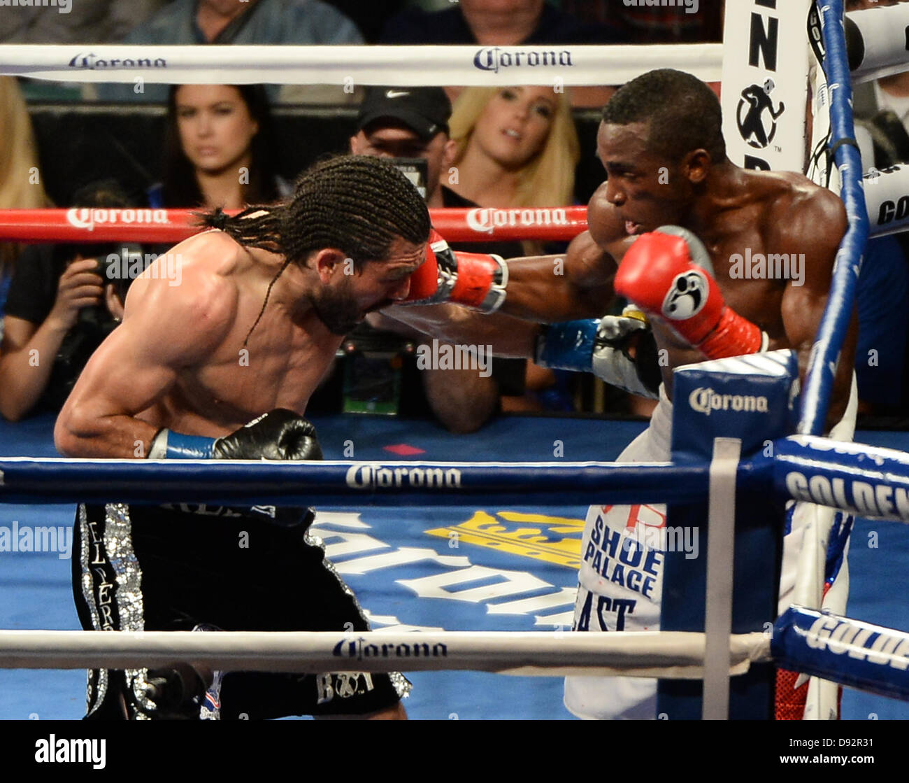 Juni 8,2013. Carson CA. (im Stamm BLK) LA Alfredo Angulo geht nur 10 Runden mit Erislandy Lara im Home Depot Center Samstagabend.  Alfredo Angulo Stop mitten in der 10. Runde kämpfen, da er nicht mehr, mit einer starken Schwellung seines linken oberen Auge und Erislandy Lara kämpfen konnte holte den Sieg durch technischen k.o. für den vakanten Intern Superweltergewicht Titel. . Foto von gen Blevins/LA Daily News (Kredit-Bild: © gen Blevins/ZUMAPRESS.com) Stockfoto