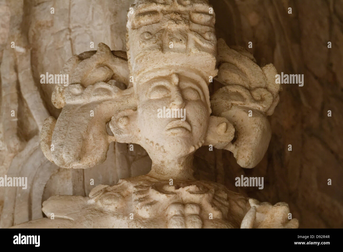 Frontale Nahaufnahme des Gesichts eines Maya-Mann, El Thron Tempel, Akropolis, Ek Balam archäologische Website, Yucatan, Mexiko Stockfoto