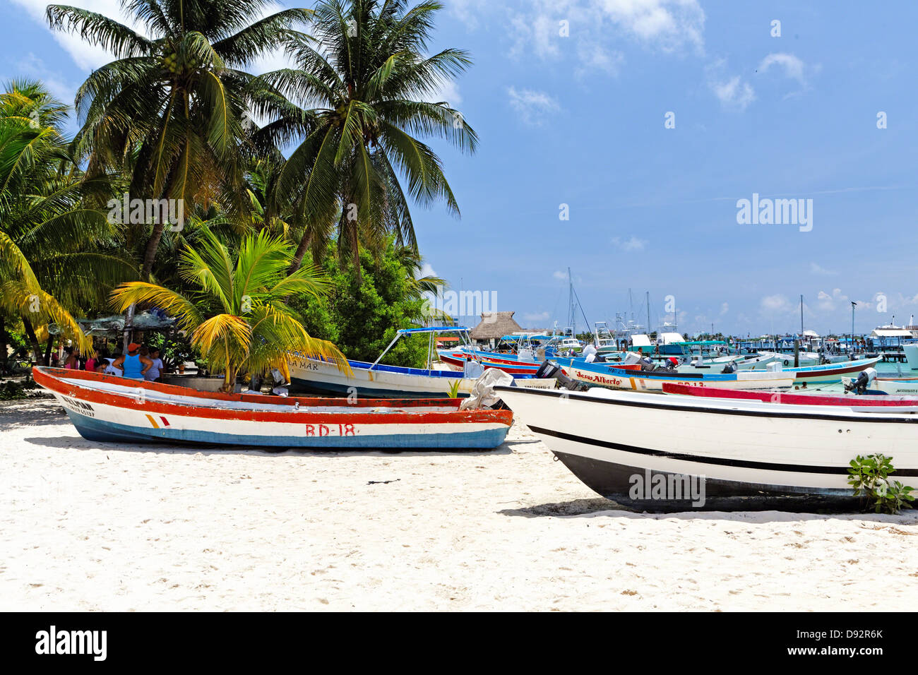 Bunte Fischerboote am Karibik-Strand, Isla Mujeres, Quintana Roo, Yucatan, Mexiko. Stockfoto