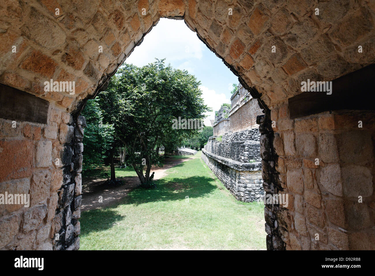 Blick durch das Eingangstor eines Mayan Palace-Komplex, Ek Balam Yucatan, Mexiko Stockfoto