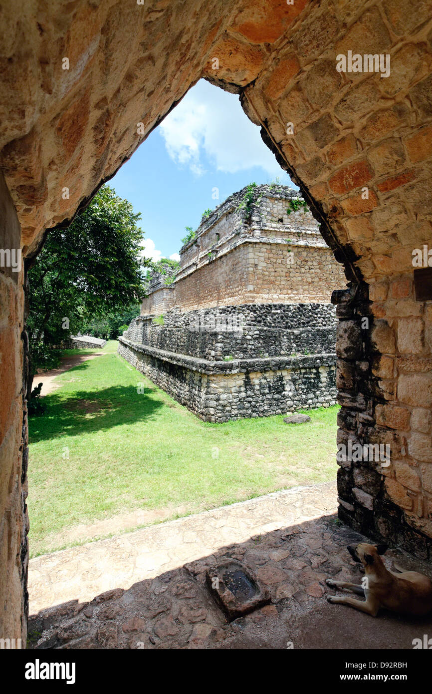 Pyramide Basis gesehen durch einen Bogen, Ek Balam, Maya-Ruinen, Yucatan, Mexiko Stockfoto