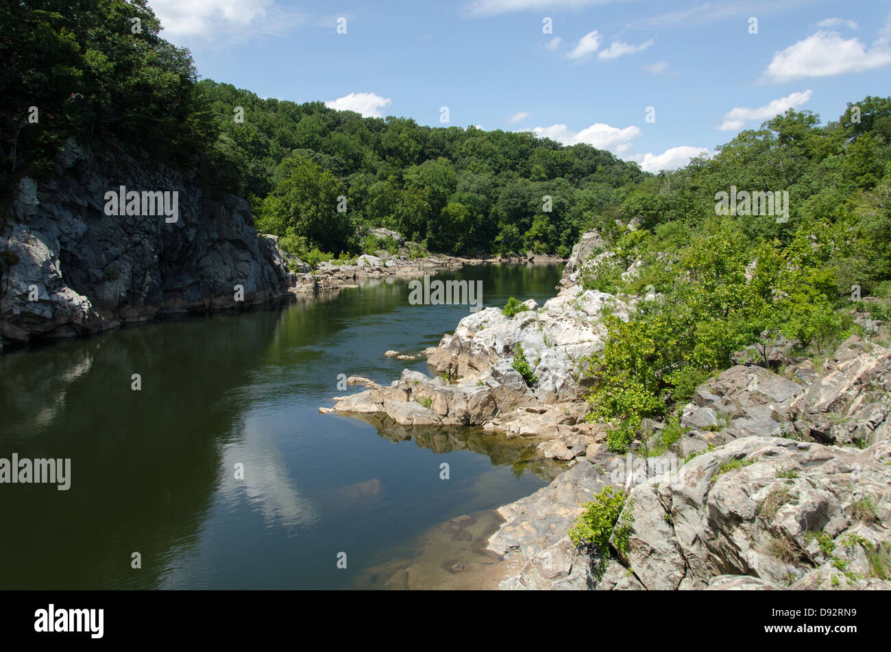 Ruhigen Wasser bei Great Falls Virginia mit dem Himmel reflektiert Stockfoto