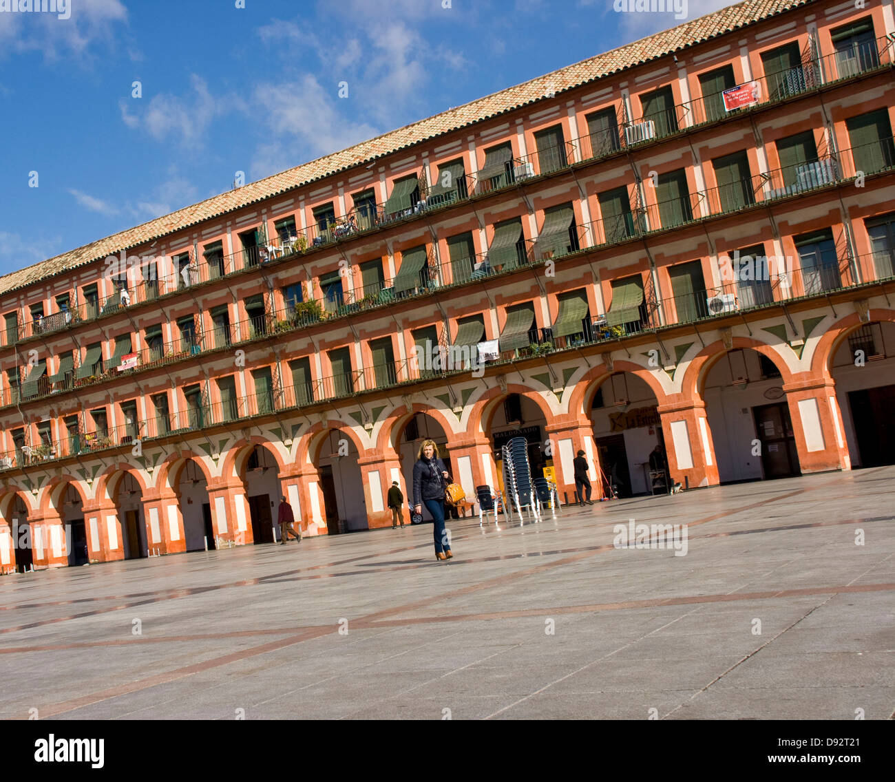 Wohnungen und Torbögen um elegante 17. Jahrhundert Plaza De La Corredera Cordoba Andalusien Andalusien Spanien Europa Stockfoto