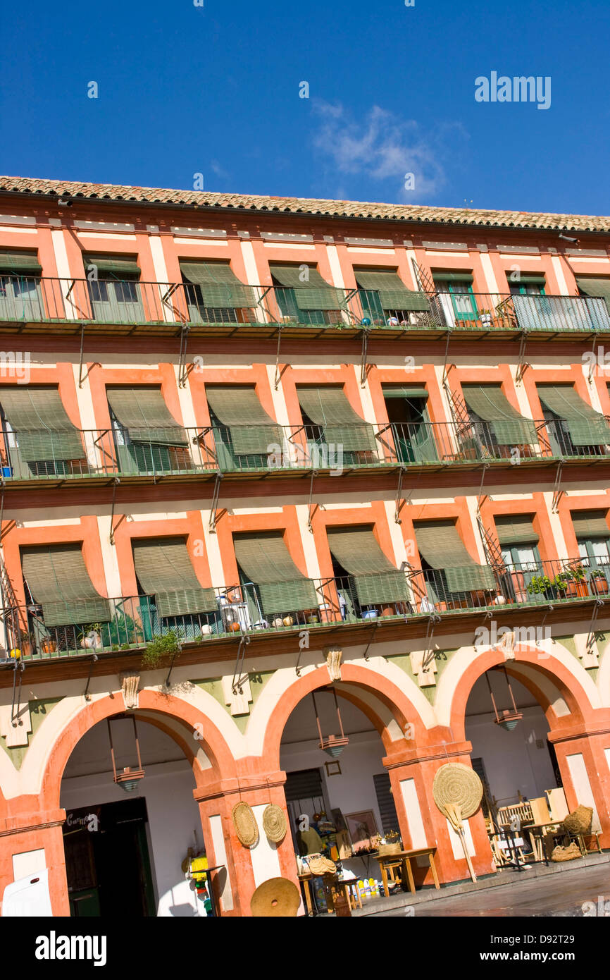 Wohnungen und Torbögen um elegante 17. Jahrhundert Plaza De La Corredera Cordoba Andalusien Andalusien Spanien Europa Stockfoto