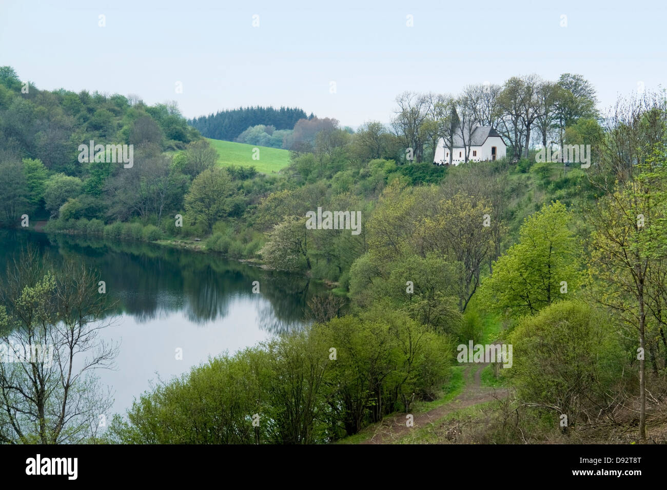 idyllische Landschaft zeigt ein Maar und die kleine Kapelle in der Vulkan Eifel, Wich ist eine 