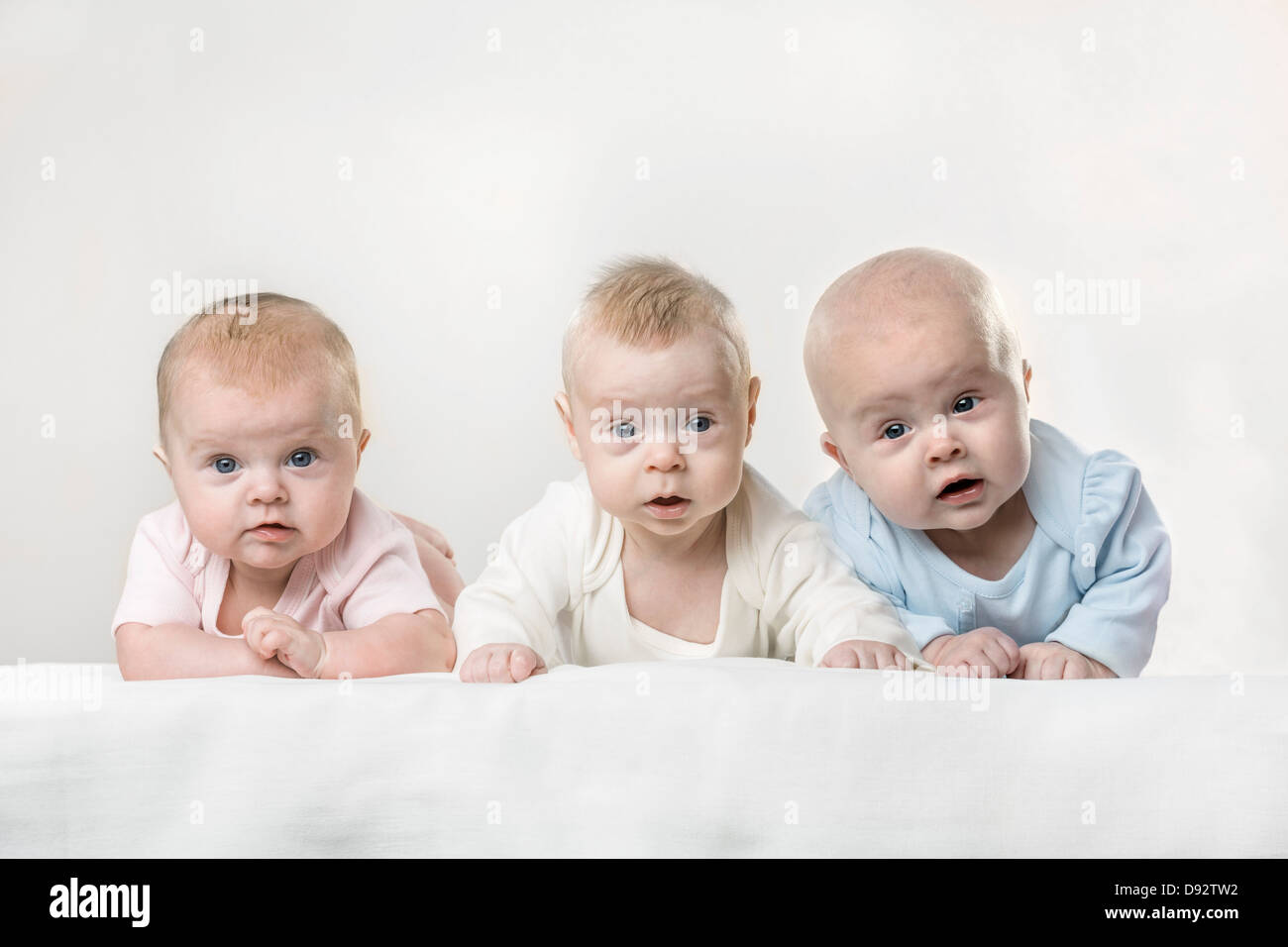 Drei Babys lustige Grimassen Stockfoto
