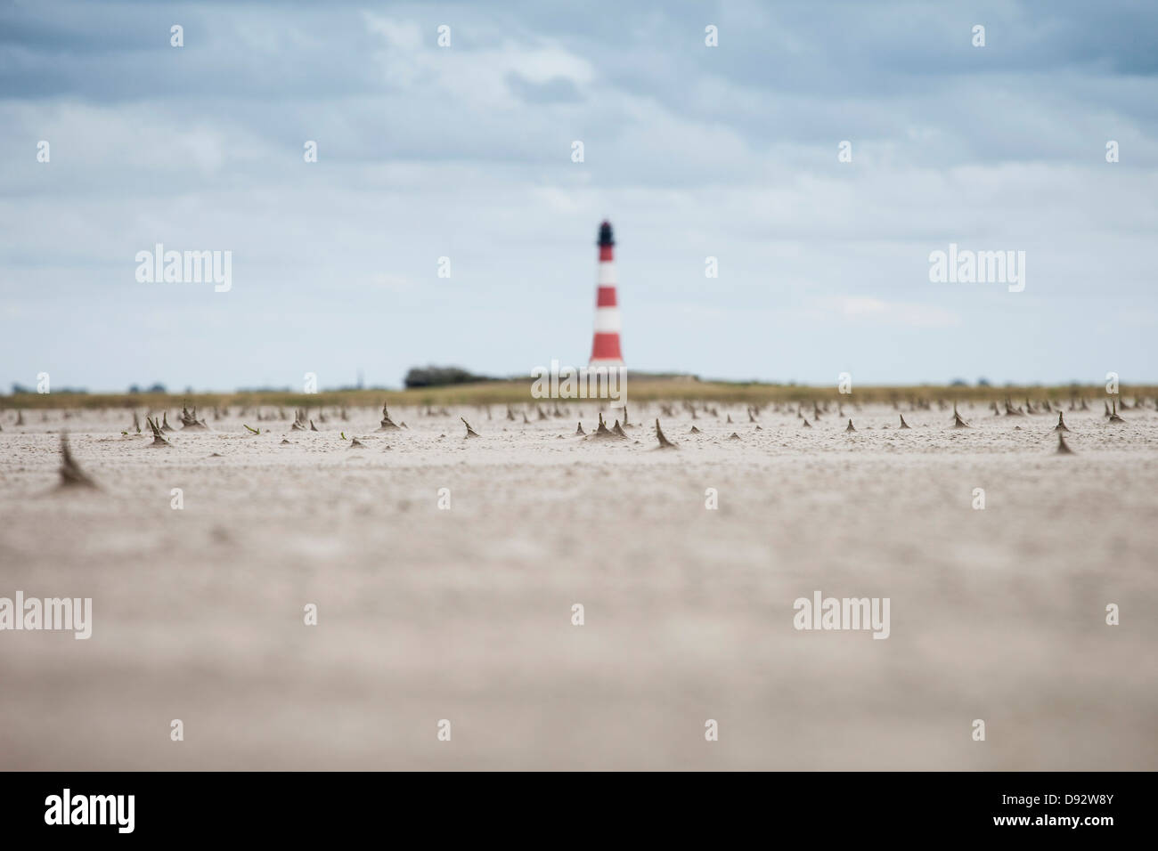 Gezackten Formen aus Sand am Strand mit Leuchtturm im Hintergrund, Schleswig Holstein, Deutschland Stockfoto