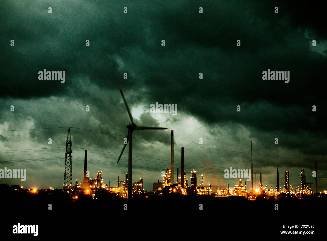 Nacht Schuss von Windkraftanlage und Kraftwerk in Schleswig Holstein, Deutschland Stockfoto