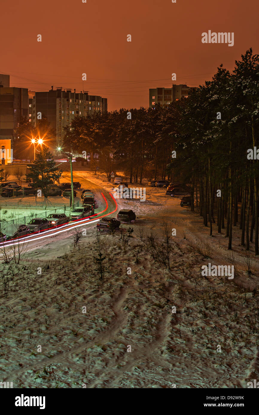 Langzeitbelichtung Schuss von Autos bewegen auf einer verschneiten Straße in der Nacht, Voronezh, Russland Stockfoto