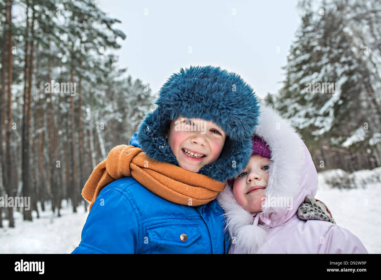 Ein fröhlicher Bruder und Schwester in warmen Winter Kleidung im Freien im winter Stockfoto