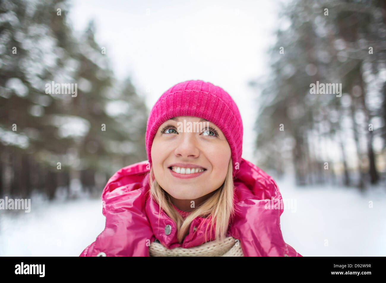 Eine schöne Frau in eine gestrickte Mütze Nachschlagen im Freien im winter Stockfoto