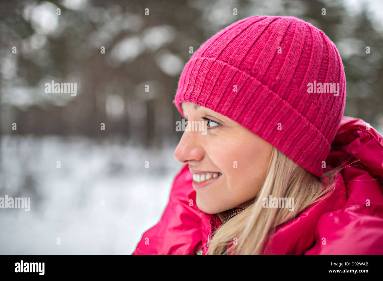 Eine Frau trägt leuchtend rosa Winter Kleidung im freien Stockfoto