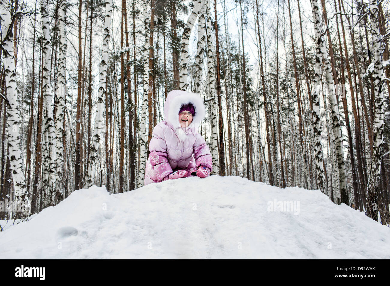 Ein junges Mädchen spielen im Schnee Stockfoto