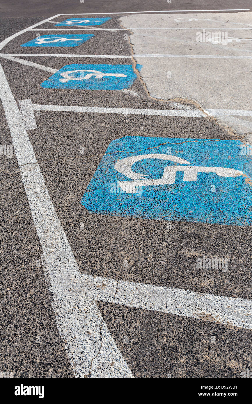 Behinderten-Parkplätze auf Asphaltstraße Stockfoto