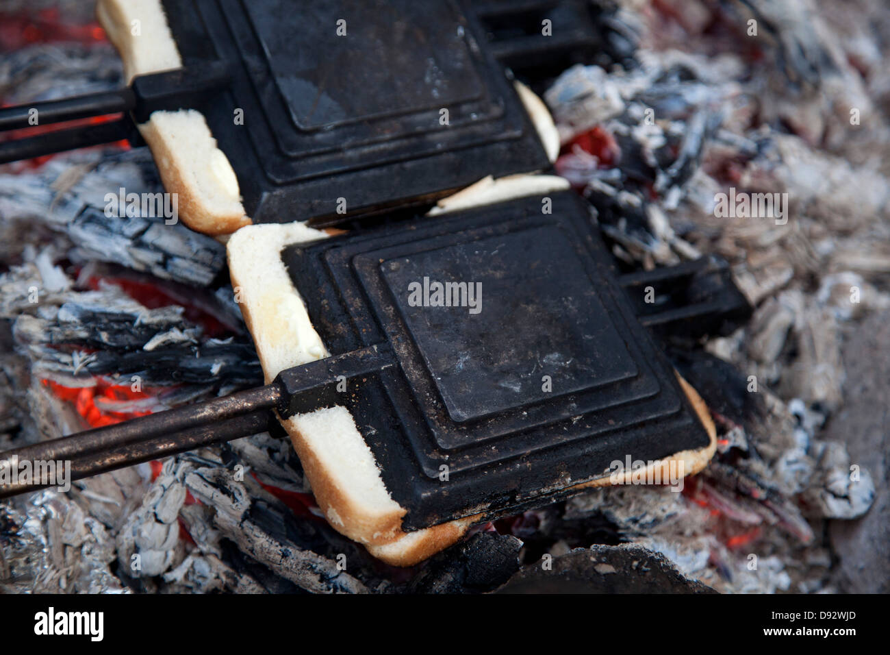 Zwei Toast-Maker am Lagerfeuer Stockfoto
