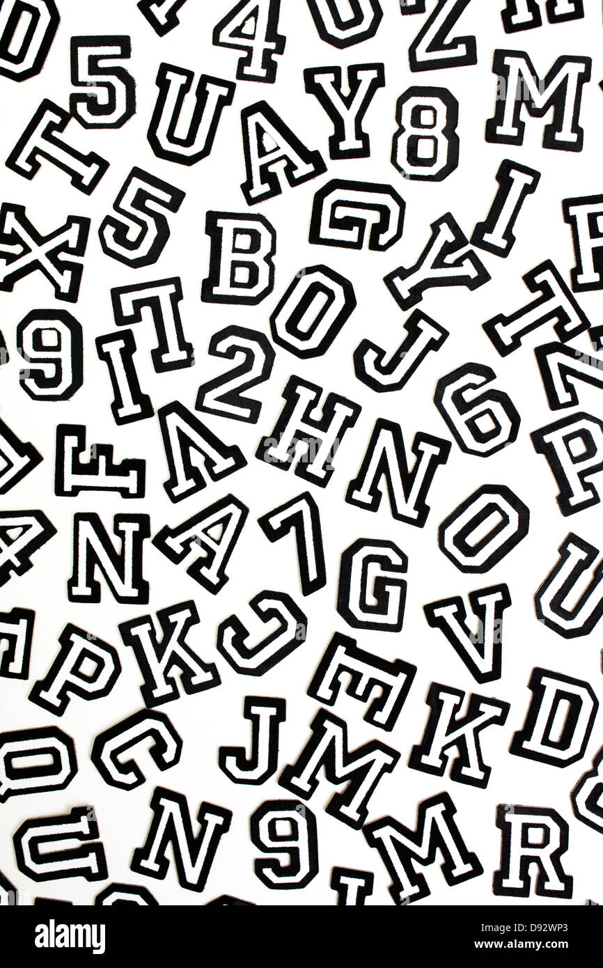 Eine Reihe von Varsity Schrift Aufkleber Buchstaben und Zahlen in schwarzer Umrandung Stockfoto