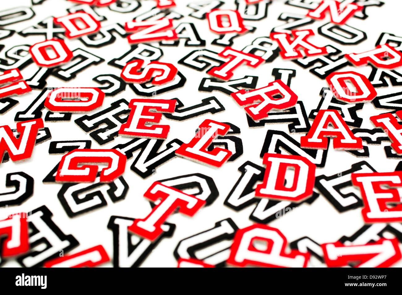 Eine Reihe von Varsity Schrift Aufkleber Buchstaben und Zahlen in rot und schwarz Gliederung Stockfoto