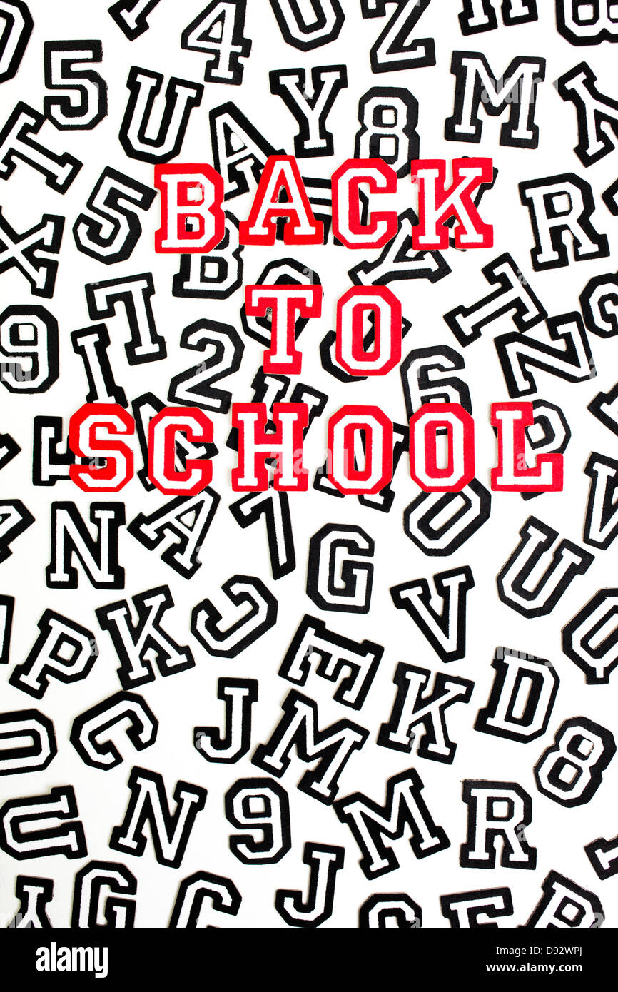 Rot umrandete Varsity Schrift Aufkleber Rechtschreibung Back To School auf der Oberseite schwarz skizzierte Buchstaben Stockfoto