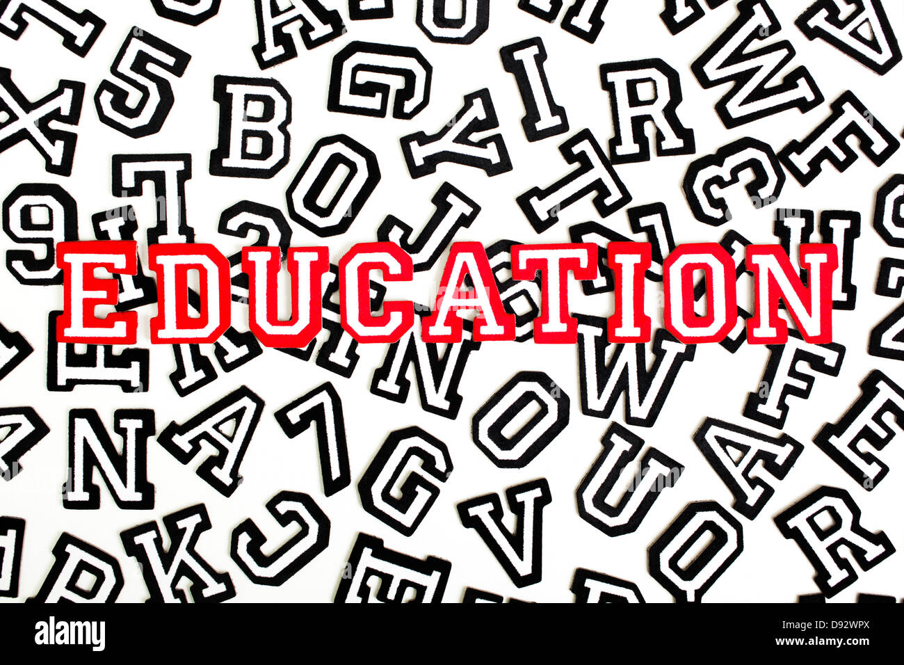 Rot umrandete Varsity Schrift Aufkleber Rechtschreibung Bildung auf schwarzen umrissen Buchstaben Stockfoto