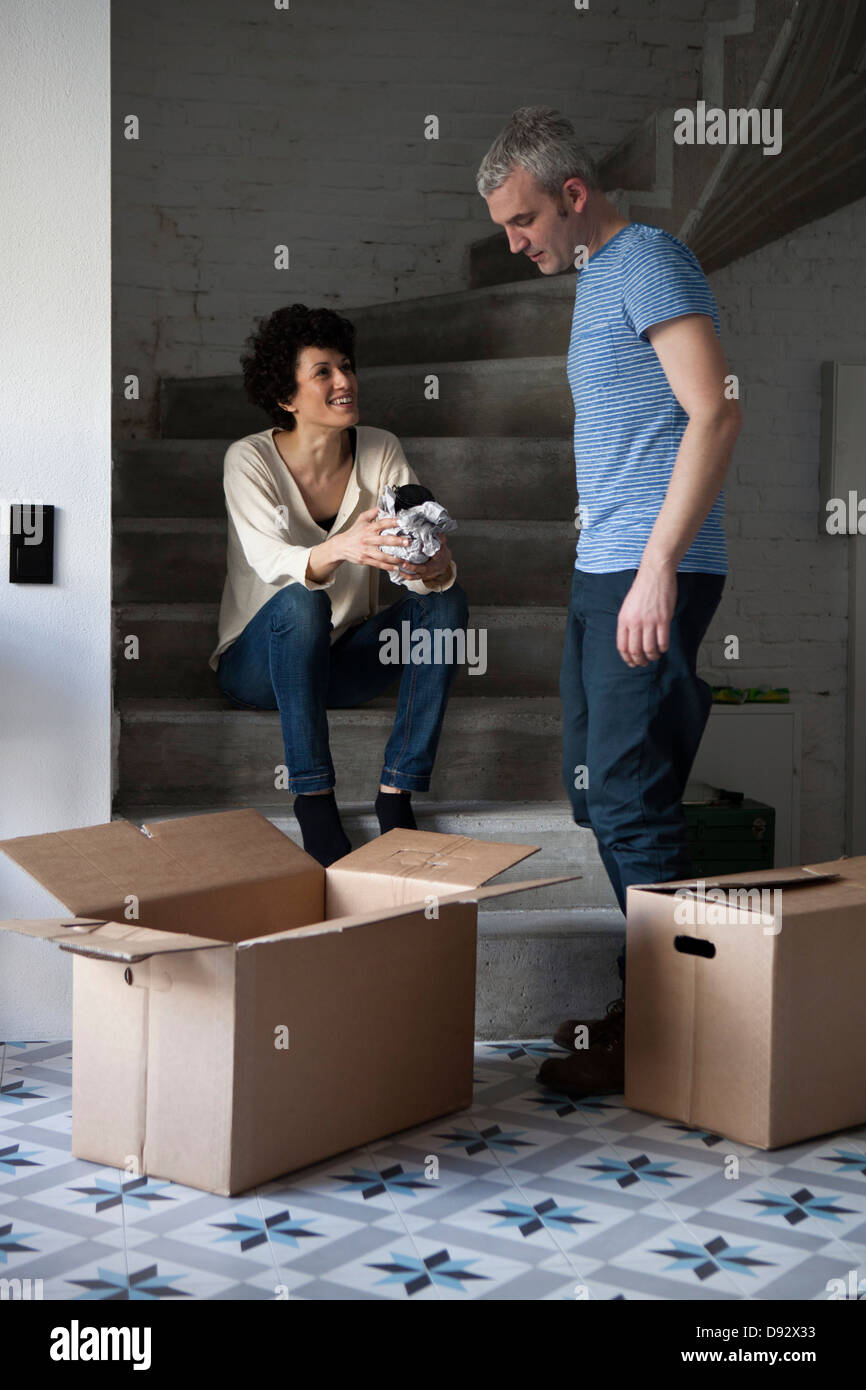 Ein gemischtes Alter paar Verpackung Umzugskartons Stockfoto