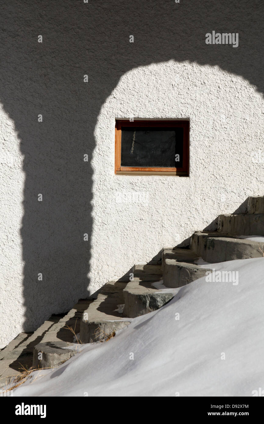 Der Schatten eines Bogens an ein Stuck Wand Stockfoto