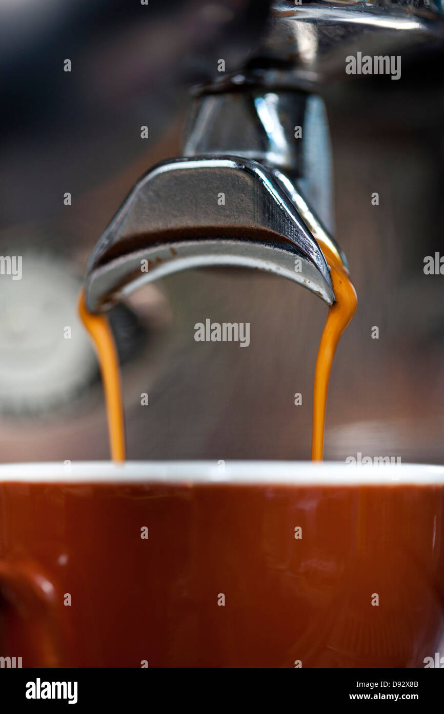 Einen doppelten Schuss Espresso gegossen aus einer Espressomaschine Stockfoto