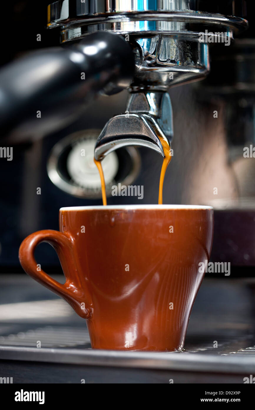 Einen doppelten Schuss Espresso gegossen aus einer Espressomaschine Stockfoto