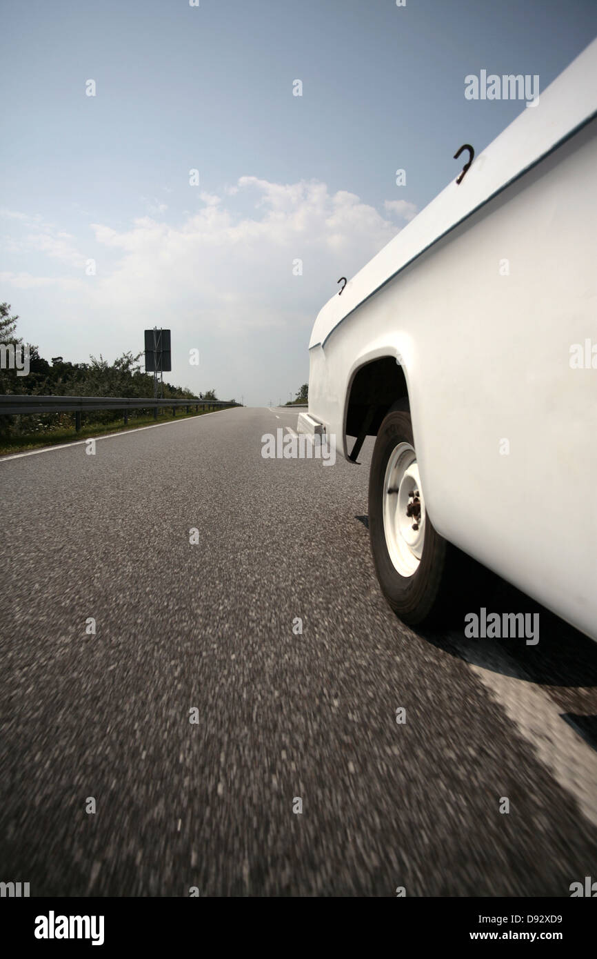 Ein Auto auf eine mehrere-spurige Autobahn, Nahaufnahme, Teil Stockfoto