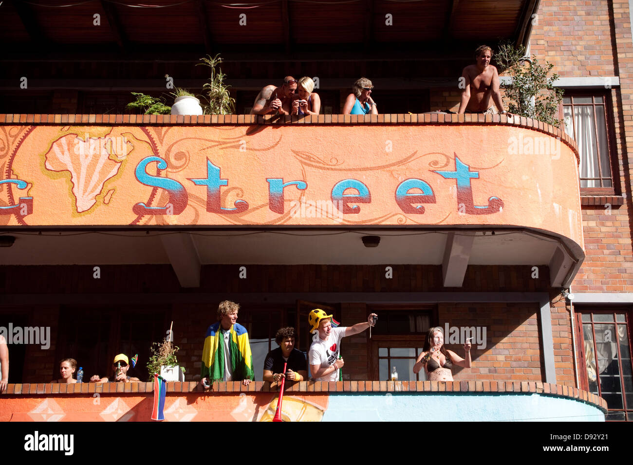 Fußball-Fans stehen auf dem Balkon Long Street Backpackers lodge im FIFA WM-Finale teilnehmen zeichnen Festlichkeiten in Cape Stockfoto