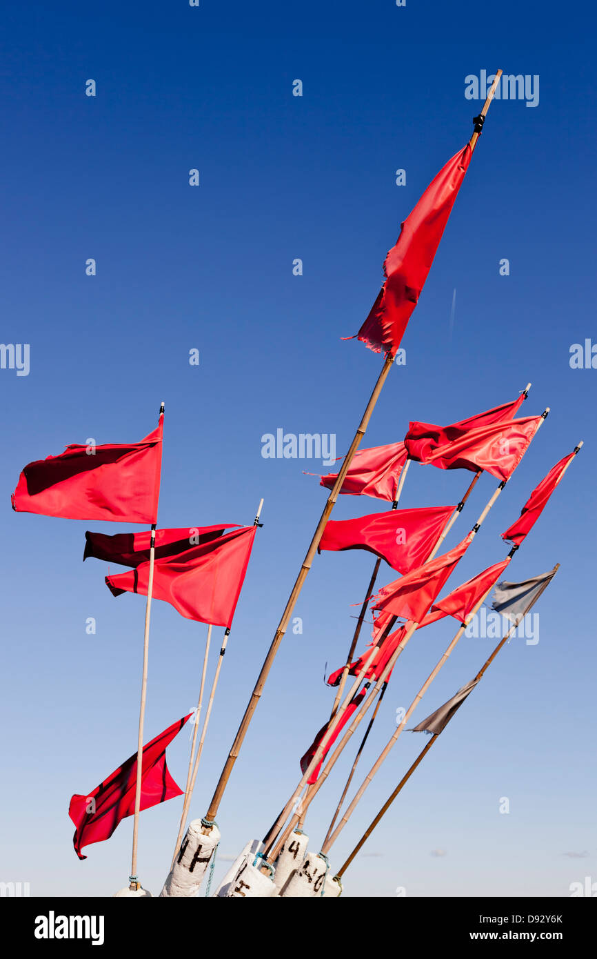 Streamer gegen blauen Himmel Stockfoto