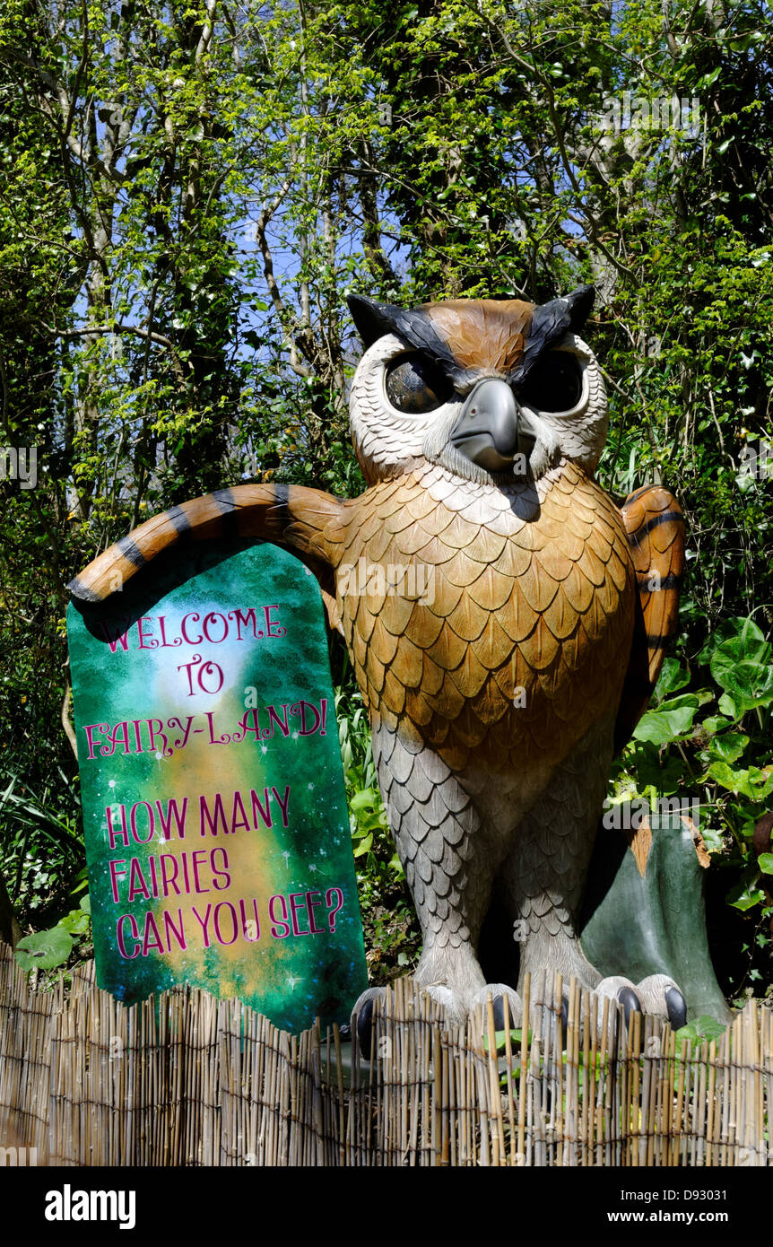 Eule willkommen im Fairy Land, Blackgang Chine Fantasy Park, Isle of Wight, England, Großbritannien, GB. Stockfoto