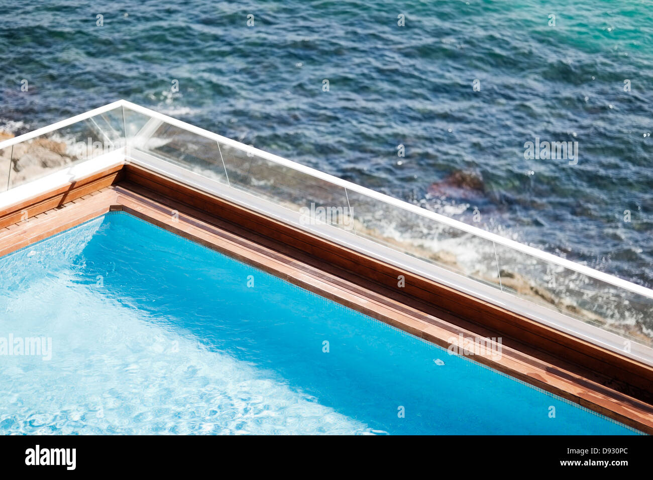Blick auf Pool und Meer Stockfoto