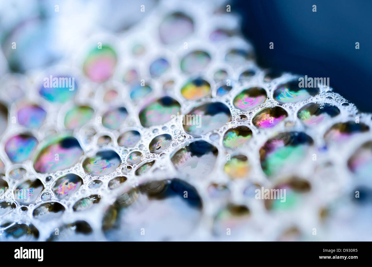 Makroaufnahme einer bunten Seifenblasen auf dem Wasser Stockfoto