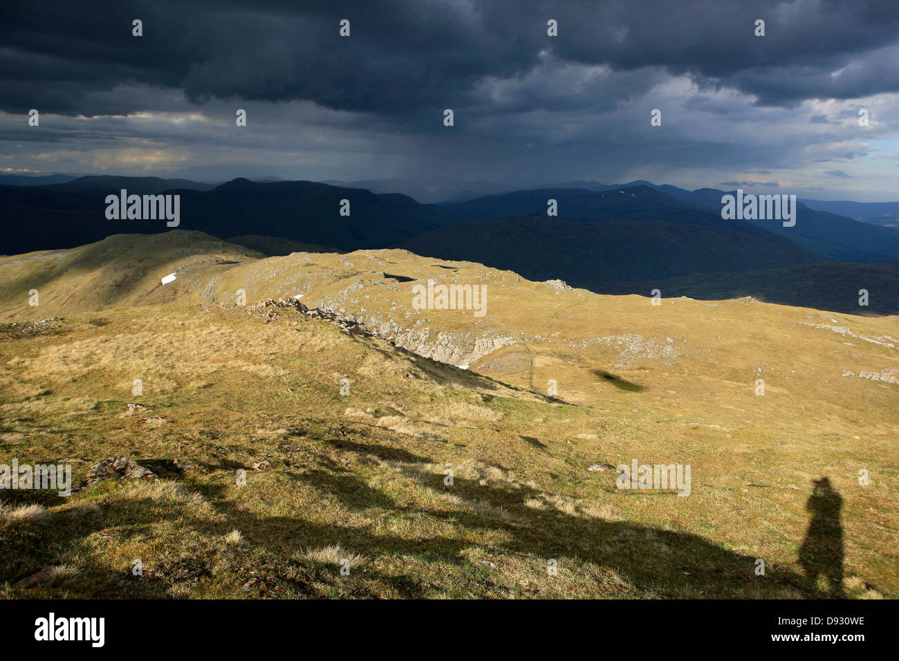 Schatten Sie an den Hängen des Beinn Heasgarnich Berg in den schottischen Highlands, wo zwei Wettersysteme gerecht werden Stockfoto