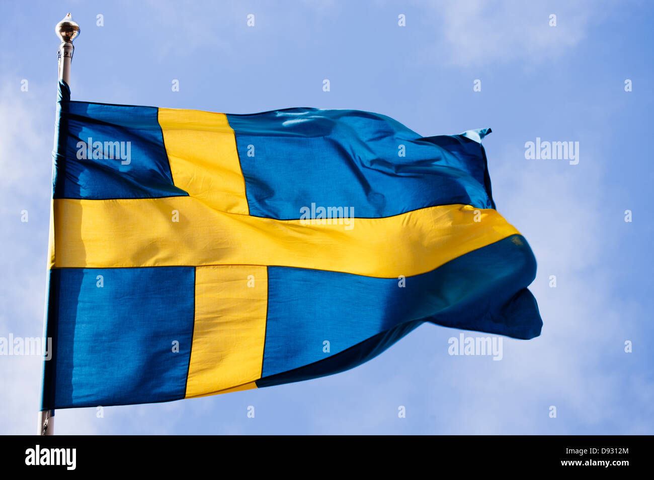 Schwedische Flagge gegen blauen Himmel Stockfoto