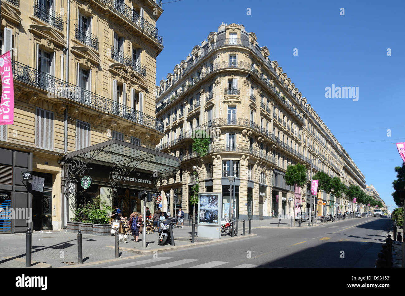 Haussmannian Buildings (c schl.), incl. Starbucks Pavement Cafe oder Coffee Shop in der Rue de la Republique (renoviert ab 2005) Marseille Provence France Stockfoto