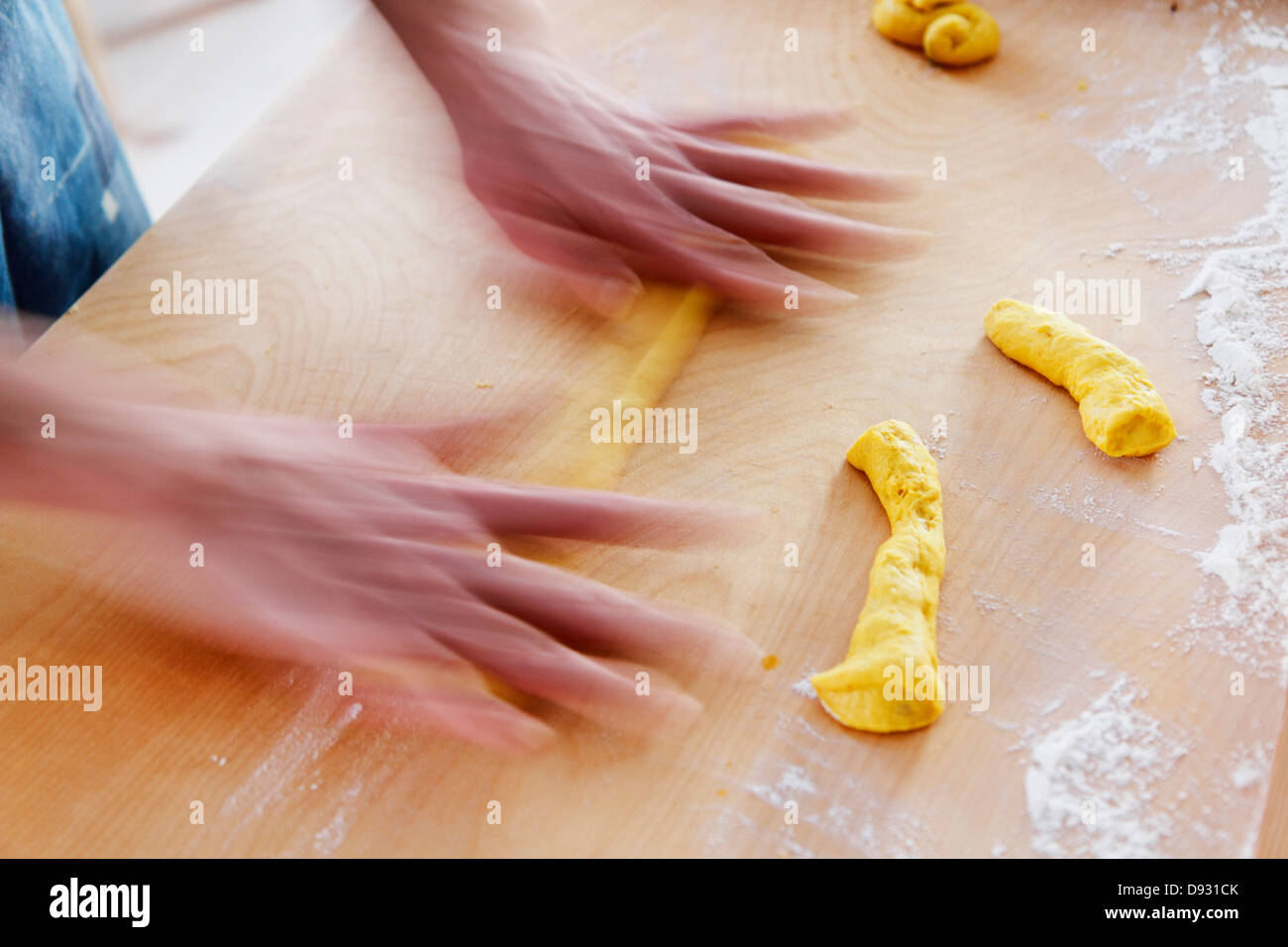 Hände machen Gebäck Stockfoto