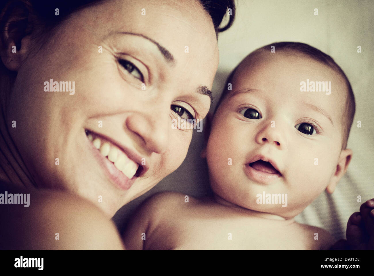 Hispanische Mutter halten baby - Smartphone-aufgenommenes Stockfoto