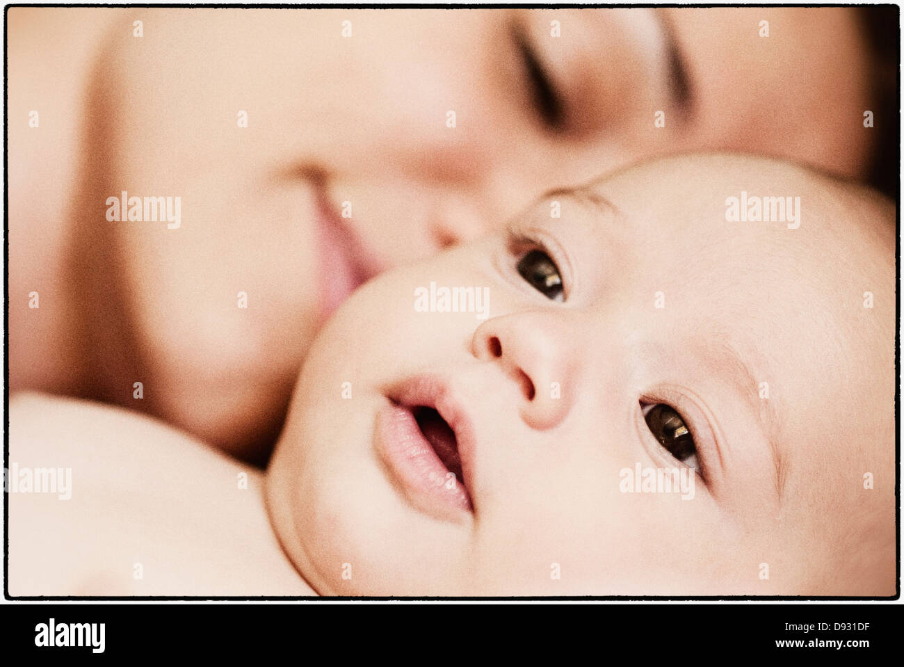 Hispanische Mutter halten baby - Smartphone-aufgenommenes Stockfoto