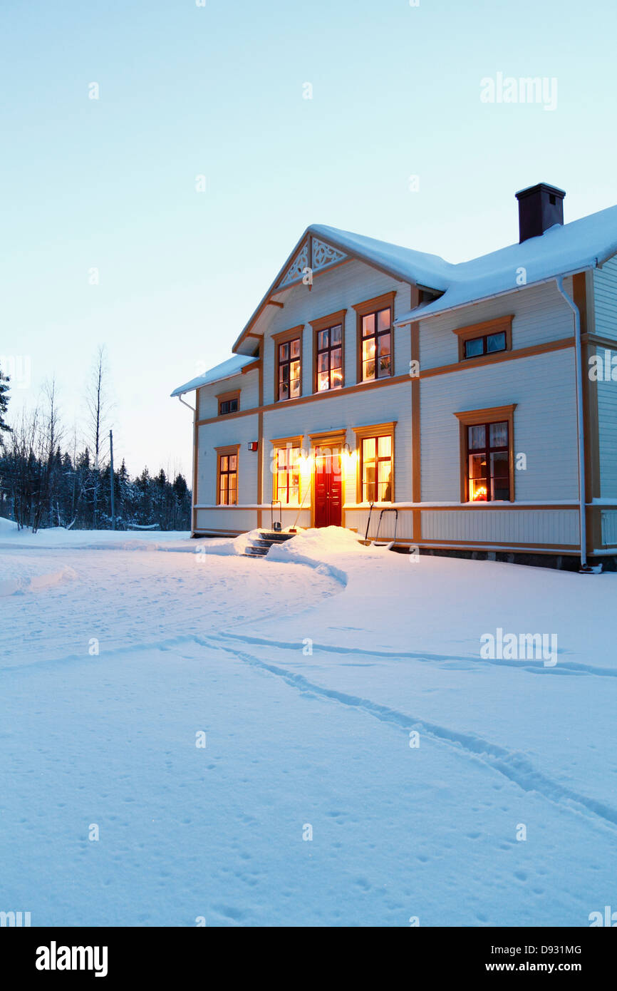 Beleuchtete Haus am Winterabend Stockfoto