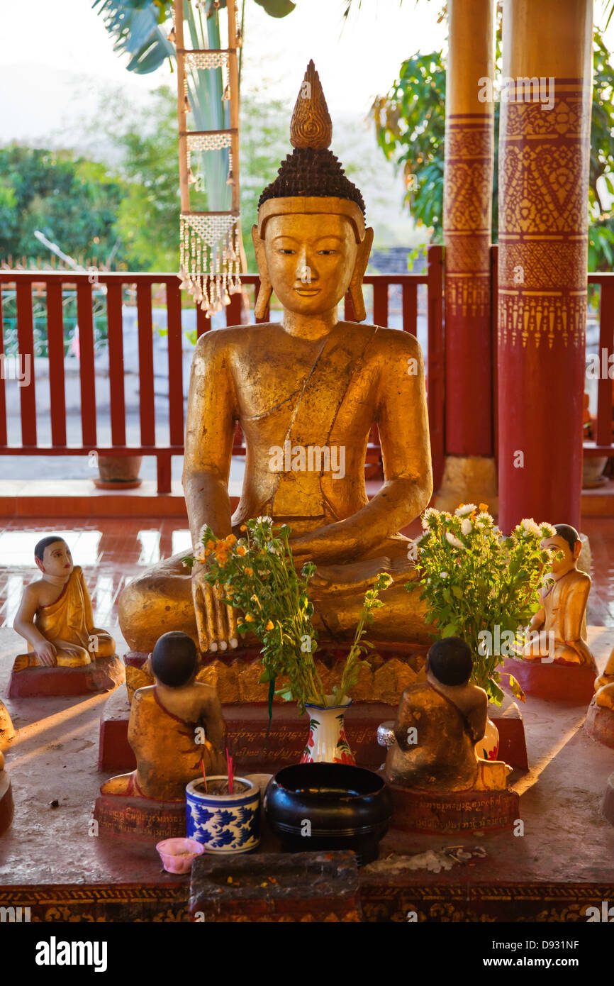 BUDDHA-STATUE im WAT JONG KHAM stammende mindestens dem 13. Jahrhundert - KENGTUNG auch bekannt als KYAINGTONG, MYANMAR Stockfoto