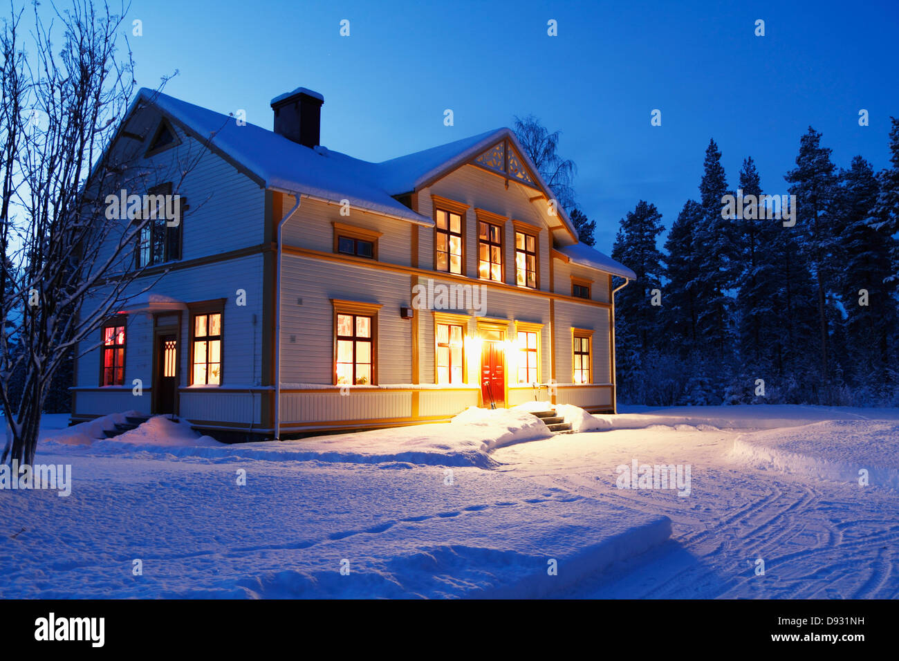 Beleuchtete Haus in der Dämmerung Stockfoto