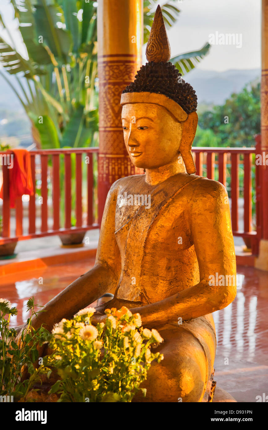 BUDDHA-STATUE im WAT JONG KHAM stammende mindestens dem 13. Jahrhundert - KENGTUNG auch bekannt als KYAINGTONG, MYANMAR Stockfoto